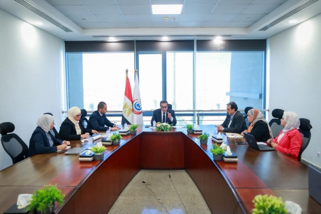 fb_img_17562009647178055357837835914013-1024x683 نائب رئيس مجلس الوزراء وزير الصحة يناقش مستجدات ملف تكليف أعضاء المهن الصحية ويبحث آليات توزيعهم على المنشآت الصحية