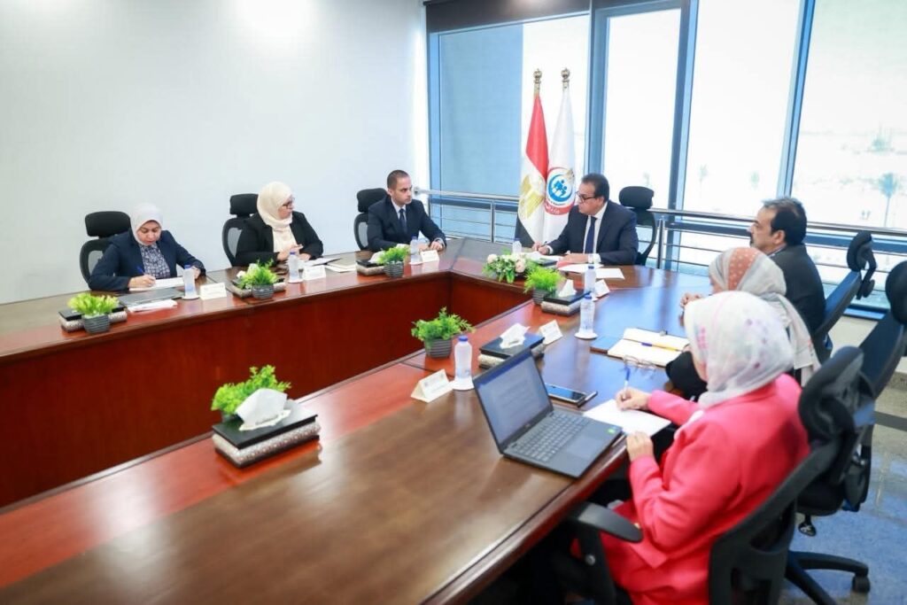 fb_img_17562009694492732841192043117343-1024x683 نائب رئيس مجلس الوزراء وزير الصحة يناقش مستجدات ملف تكليف أعضاء المهن الصحية ويبحث آليات توزيعهم على المنشآت الصحية