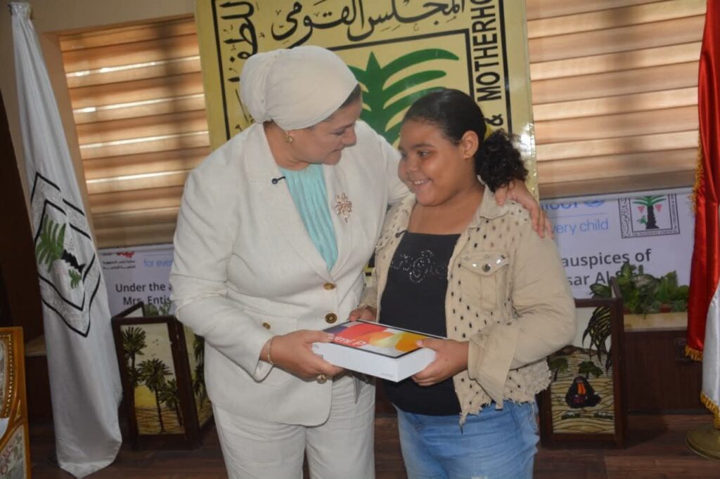 fb_img_17562832656366640455720995625518-1024x682 رئيسة المجلس القومي للطفولة والأمومة تكرم الطفلة "هايدي" وتنصبها سفيرة المجلس للرحمة تقديرًا لموقفها النبيل
