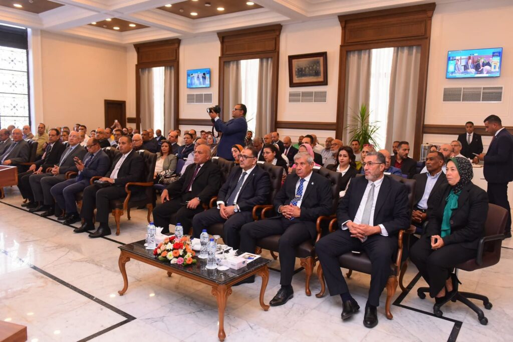 fb_img_17563991419601612378939681912262-1024x683 وزير العمل ومحافظ الإسكندرية يفتتحان ندوة تثقيفية حول قانون العمل الجديد.. بالتعاون مع "الغرفة التجارية"