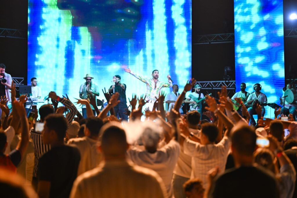 img-20250825-wa00238681756059155786291-1024x682 بالصور .. أحمد سعد و"ديسكو مصر" يتألقون بحفل ضخم في مارينا بحضور فيفي عبده ونجوم الفن والإعلام