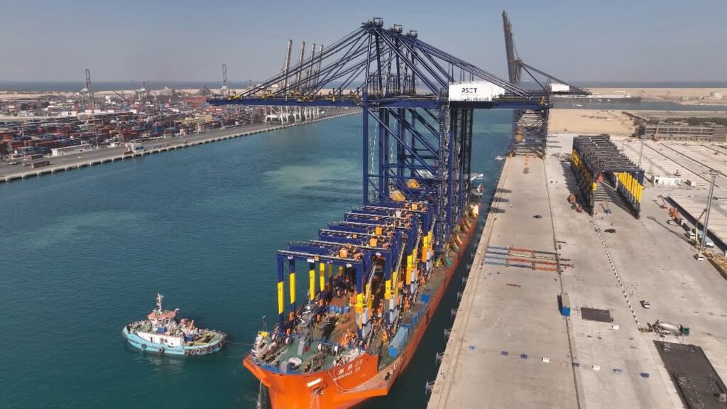 fb_img_17573139622561554746357180491430-1024x576 وزير الصناعة والنقل يعلن استقبال رصيف محطة هاتشيسون رقم 1 بميناء السخنة السفينة