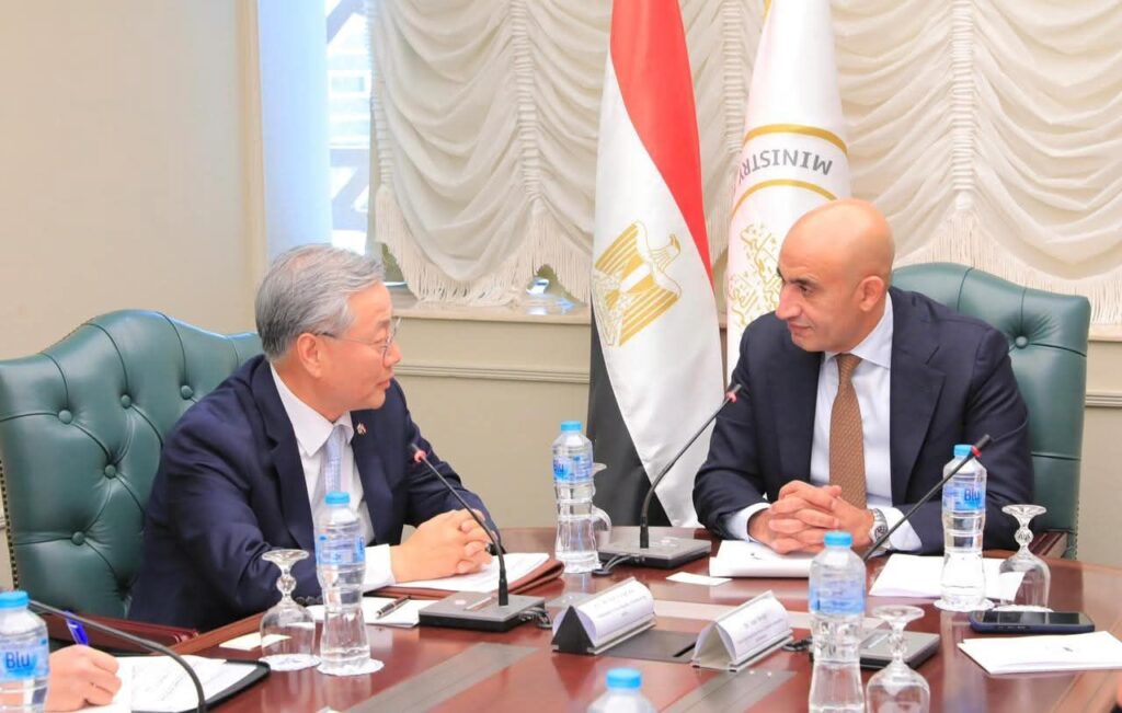 fb_img_17573481971987145671517685086343-1024x651 وزير التربية والتعليم يستقبل سفير جمهورية كوريا الجنوبية بالقاهرة لبحث سبل تعزيز آفاق التعاون بين الجانبين في مجالات تطوير المناهج وتطوير التعليم الرقمي والتعليم والفني