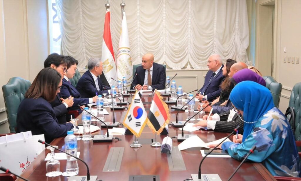 fb_img_17573481995827203015717450829324-1024x616 وزير التربية والتعليم يستقبل سفير جمهورية كوريا الجنوبية بالقاهرة لبحث سبل تعزيز آفاق التعاون بين الجانبين في مجالات تطوير المناهج وتطوير التعليم الرقمي والتعليم والفني