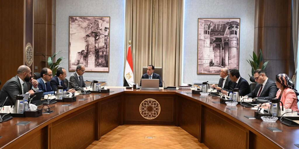 fb_img_17574246933732974192701210342969-1024x512 رئيس الوزراء يستعرض سُبل تيسير وتسريع إجراءات خدمات التصديق على المحررات بمكاتب وزارة الخارجية من خلال منصة مصر الرقمية ومكاتب البريد