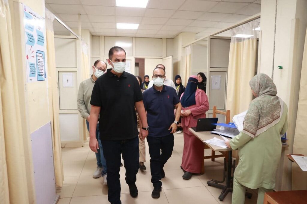 fb_img_1757499069852137921126108839940-1024x682 نائب وزير الصحة يجري جولة تفقدية مفاجئة لمستشفيي التأمين الصحي والصدر بالمنيا ويوجه بصرف مكافأة للعاملين بمستشفى الصدر