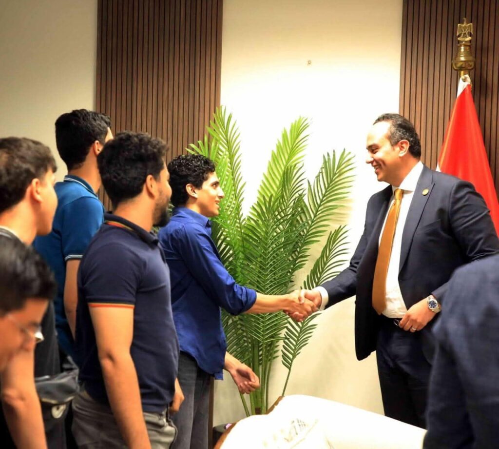 fb_img_17575808085621533943311340127697-1024x920 رئيس هيئة الرعاية الصحية يلتقي أوائل الثانوية العامة في لقاء وطني مميز بالتعاون مع جريدة الجمهورية