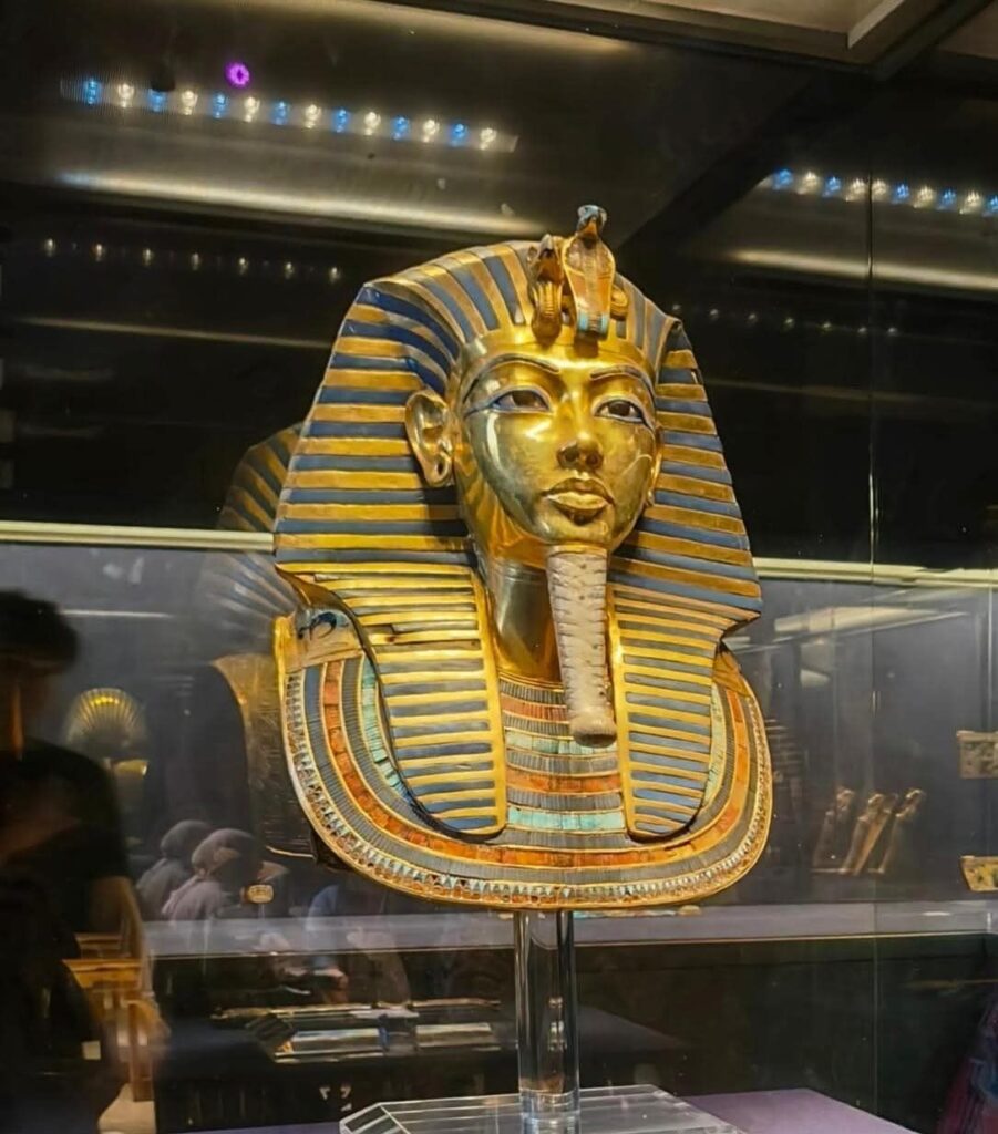 fb_img_17576784239422911857444521222170-901x1024 غلق قاعة توت عنخ آمون بالمتحف المصري بالتحرير لنقل آخر مقتنياتها إلى المتحف المصري الكبير تمهيداً لافتتاحه