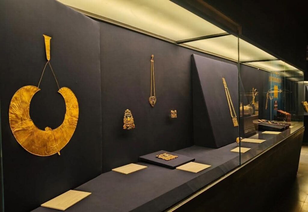 fb_img_17576784298331286613782329281507-1024x706 غلق قاعة توت عنخ آمون بالمتحف المصري بالتحرير لنقل آخر مقتنياتها إلى المتحف المصري الكبير تمهيداً لافتتاحه