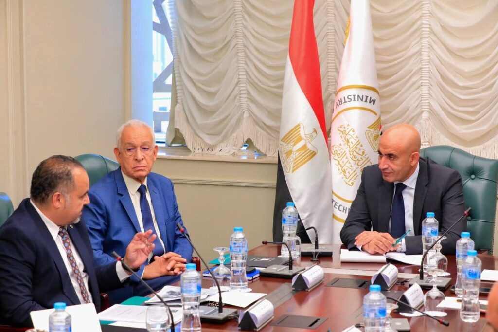 fb_img_17576827336752568100135371243593-1024x682 وزير التربية والتعليم يلتقي بوفد من مؤسسة "مصر الخير" لبحث تعزيز التعاون في عدد من المبادرات المتعلقة بمجال الكشف عن ضعاف البصر بين طلاب المدارس