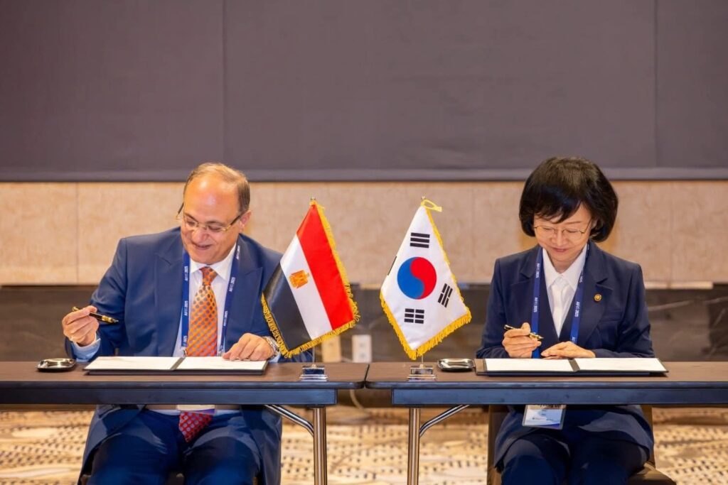 fb_img_17578441768554016464923073793263-1024x683 في إطار التزامها بتوسيع شراكاتها الدولية مع كبرى المؤسسات الدوائية والرقابية العالمية▪︎ هيئة الدواء المصرية توقع مذكرة تفاهم مع وزارة سلامة الغذاء والدواء بكوريا الجنوبية