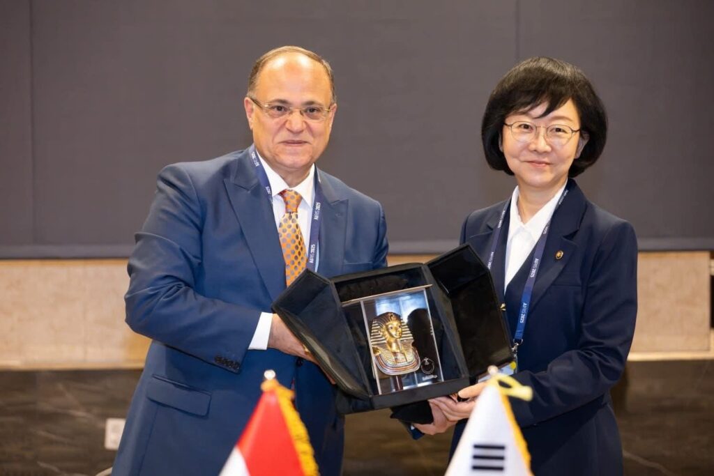 fb_img_17578441798031929118268798246536-1024x683 في إطار التزامها بتوسيع شراكاتها الدولية مع كبرى المؤسسات الدوائية والرقابية العالمية▪︎ هيئة الدواء المصرية توقع مذكرة تفاهم مع وزارة سلامة الغذاء والدواء بكوريا الجنوبية