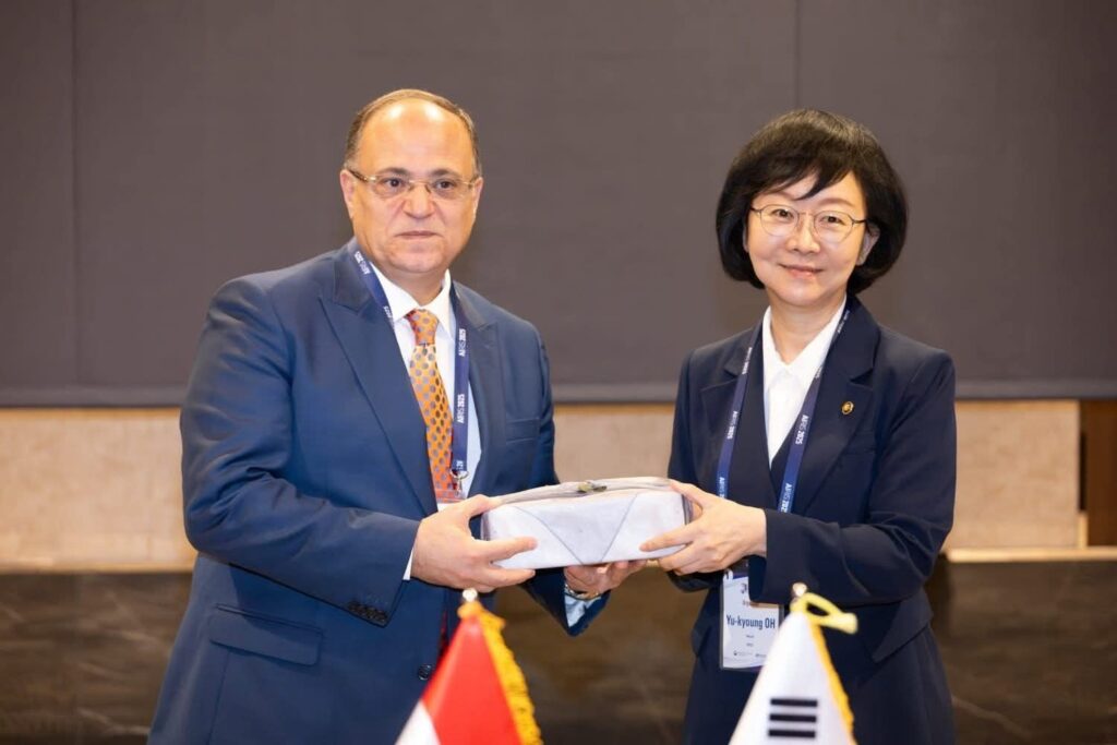 fb_img_17578441815024554940039128063483-1024x683 في إطار التزامها بتوسيع شراكاتها الدولية مع كبرى المؤسسات الدوائية والرقابية العالمية▪︎ هيئة الدواء المصرية توقع مذكرة تفاهم مع وزارة سلامة الغذاء والدواء بكوريا الجنوبية