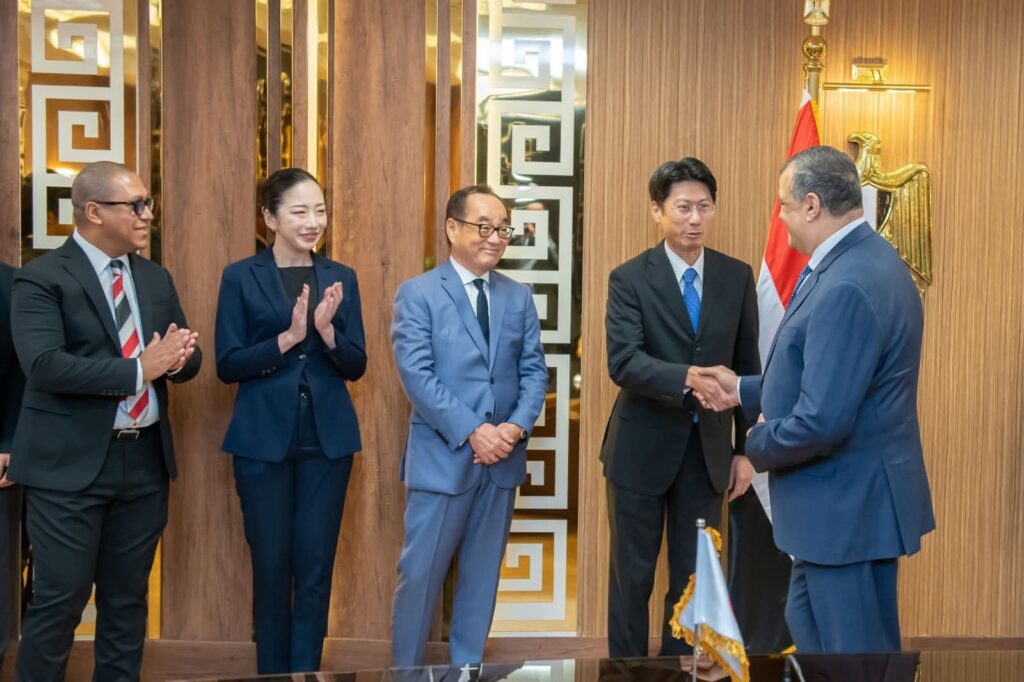 fb_img_17581861766934423310521597037445-1024x682 وزير الدولة للإنتاج الحربى يشهد مراسم توقيع مذكرة تفاهم مع شركة ميزوها اليابانية لتصنيع محطات توليد المياه من الهواء