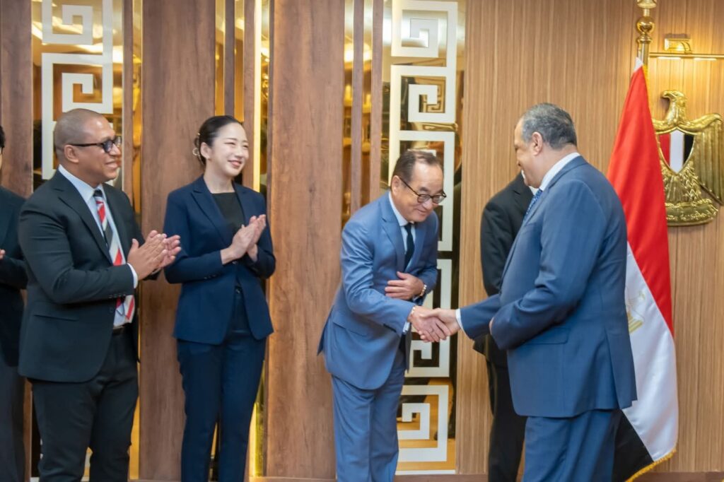 fb_img_17581861777957795745932370230724-1024x682 وزير الدولة للإنتاج الحربى يشهد مراسم توقيع مذكرة تفاهم مع شركة ميزوها اليابانية لتصنيع محطات توليد المياه من الهواء