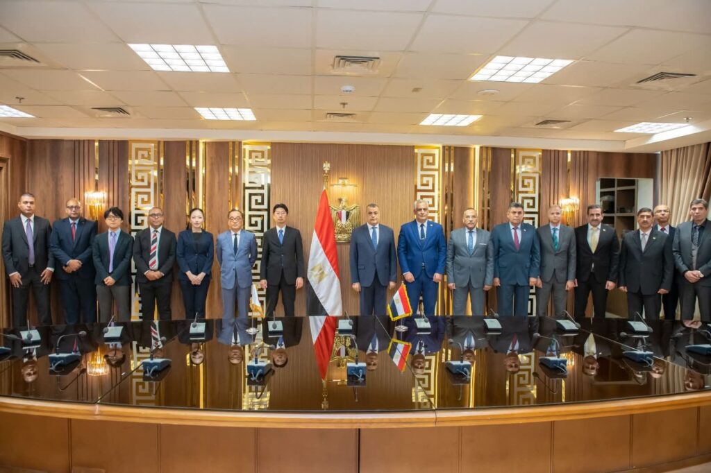 fb_img_17581861798268595778568262442538-1024x682 وزير الدولة للإنتاج الحربى يشهد مراسم توقيع مذكرة تفاهم مع شركة ميزوها اليابانية لتصنيع محطات توليد المياه من الهواء