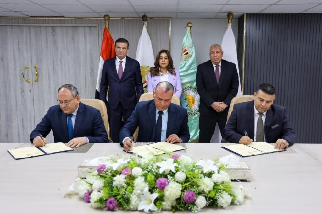 fb_img_17583632299489193603982652775511-1024x682 وزيرا التنمية المحلية والزراعة ومحافظ الوادي الجديد يشهدون توقيع بروتوكول لإنشاء أول مركز متكامل لانتاج الحرير الطبيعي بمدينة الخارجة