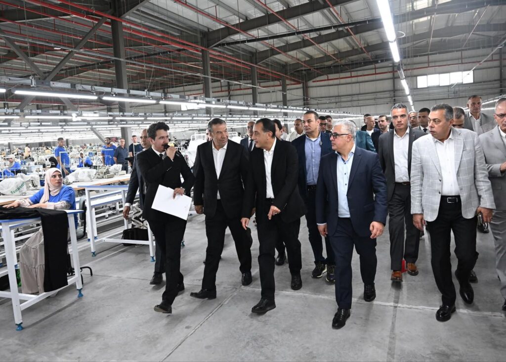 fb_img_1758364129793311855842747628408-1024x732 رئيس الوزراء يفتتح مصنع "إروجلو جارمنت" التركي للملابس الجاهزة بمنطقة القنطرة غرب الصناعية.. ويتفقد أعمال البنية التحتية بالمنطقة