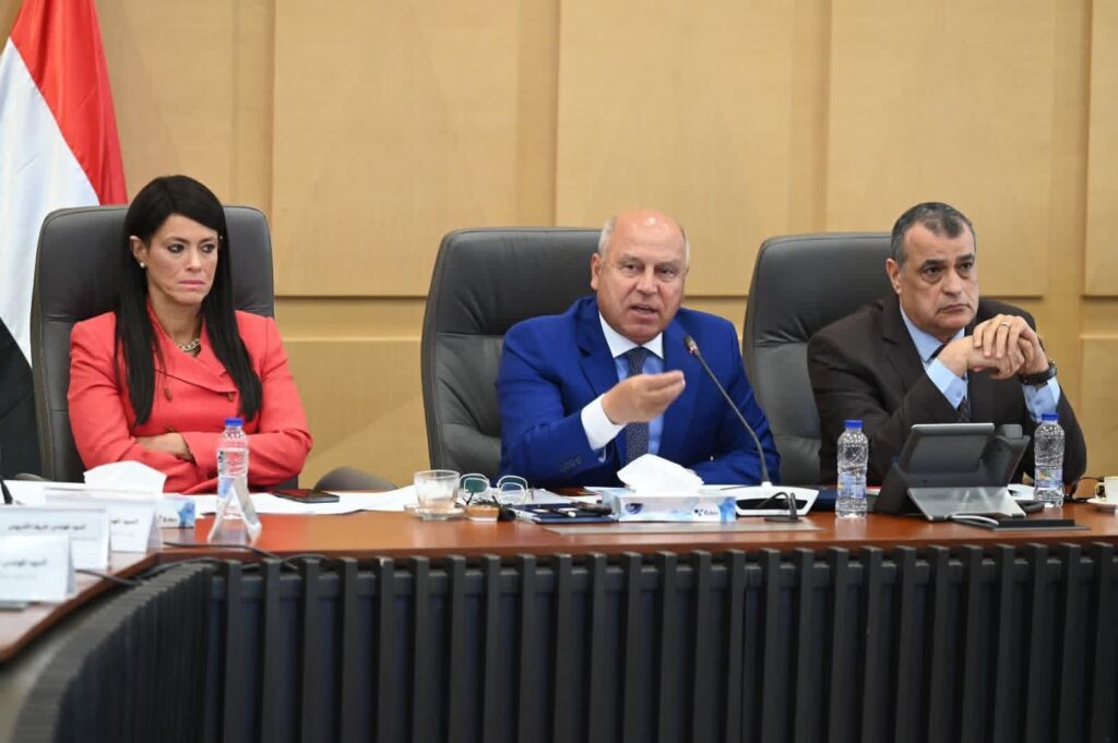 fb_img_17586153705618899529769587854390-1024x681 نائب رئيس مجلس الوزراء للتنمية الصناعية وزير الصناعة والنقل يترأس الاجتماع الحادي والثلاثين للمجموعة الوزارية للتنمية الصناعية