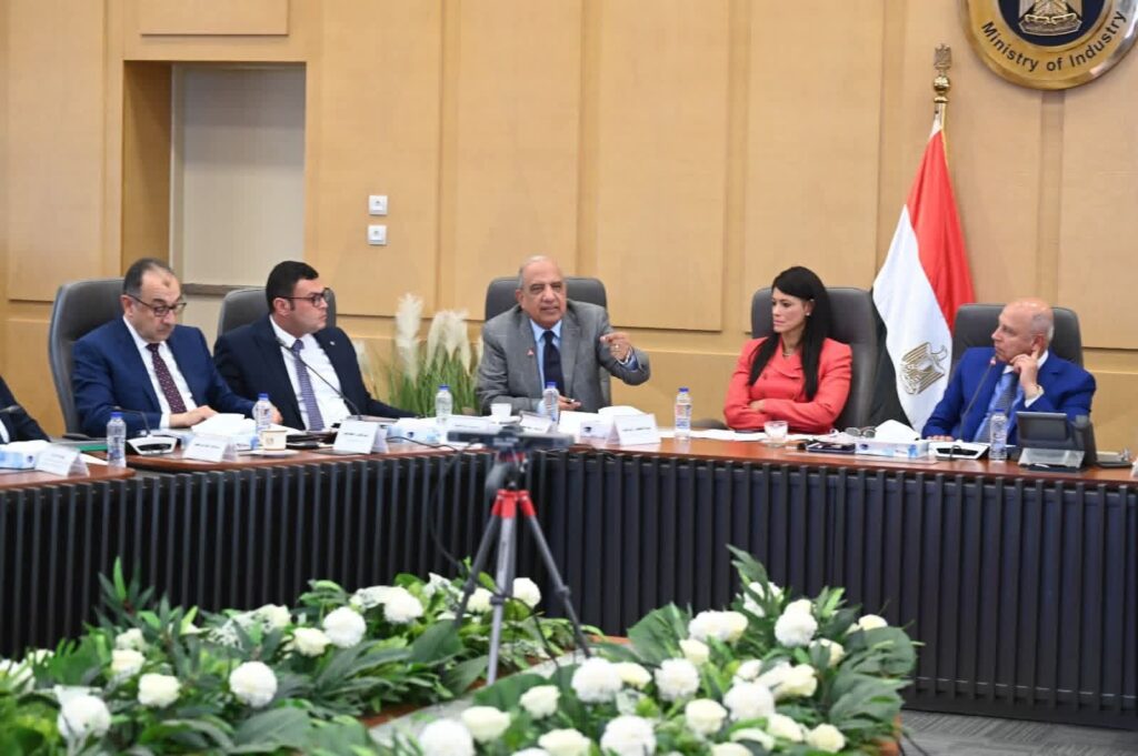 fb_img_17586153721068462827764528997951-1024x681 نائب رئيس مجلس الوزراء للتنمية الصناعية وزير الصناعة والنقل يترأس الاجتماع الحادي والثلاثين للمجموعة الوزارية للتنمية الصناعية
