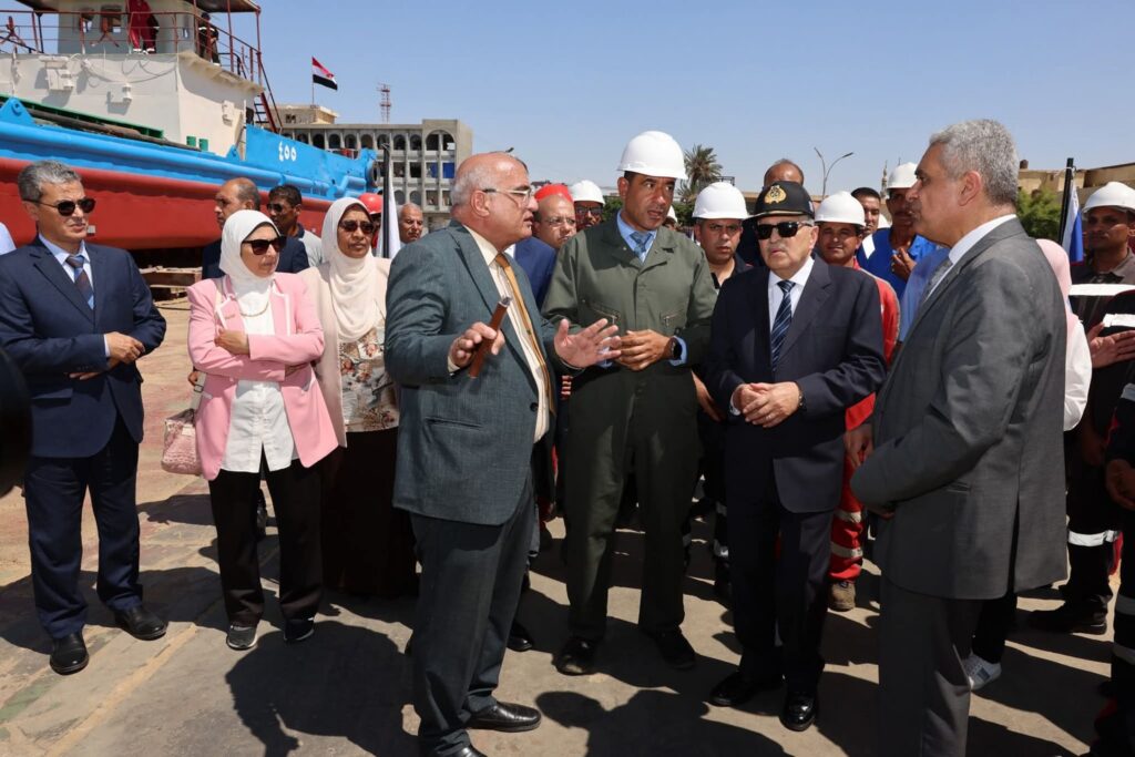 fb_img_17587228681928331105189472967338-1024x683 خلال جولته التفقدية بعدد من مواقع الهيئة بالسويس..● الفريق أسامة ربيع يتفقد شركة ترسانة السويس البحرية... ويوجه بدراسة شاملة لمخطط تطوير الشركة وتعزيز قدراتها