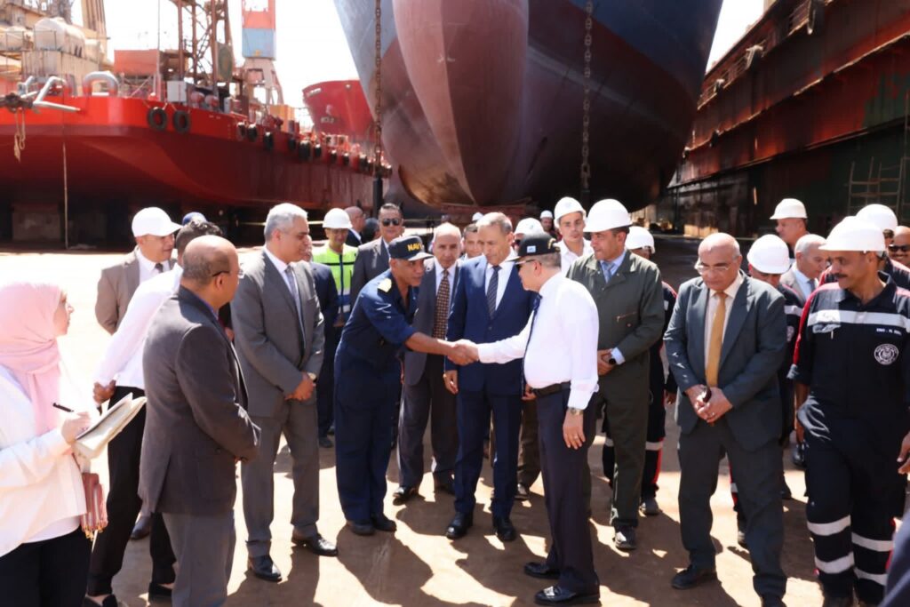 fb_img_17587228774311478424149907456321-1024x683 خلال جولته التفقدية بعدد من مواقع الهيئة بالسويس..● الفريق أسامة ربيع يتفقد شركة ترسانة السويس البحرية... ويوجه بدراسة شاملة لمخطط تطوير الشركة وتعزيز قدراتها