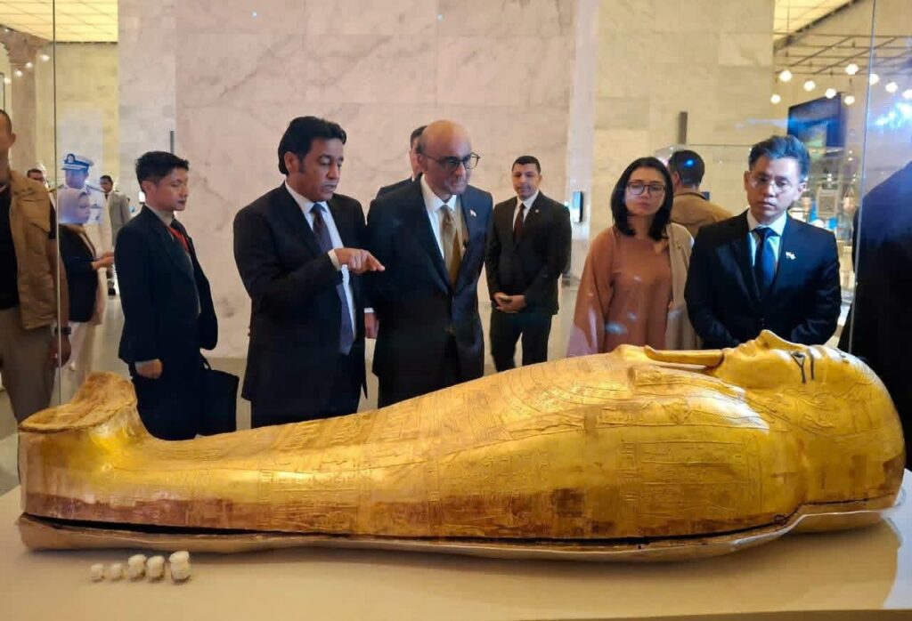 fb_img_17587231244925599339153189546575-1024x698 رئيس جمهورية سنغافورة يزور المتحف القومي للحضارة المصرية