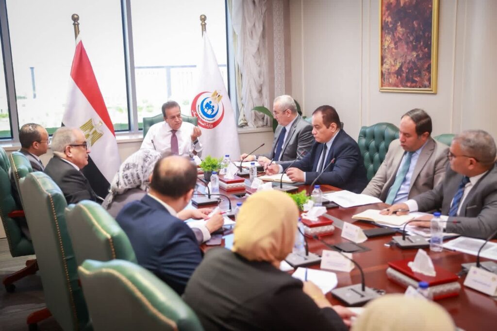 fb_img_17587232862522006731666660135466-1024x682 نائب رئيس مجلس الوزراء ووزير الصحة يتابع آليات تسوية مديونيات منظومة الشراء الموحد لضمان استدامة توريد المستلزمات الطبية