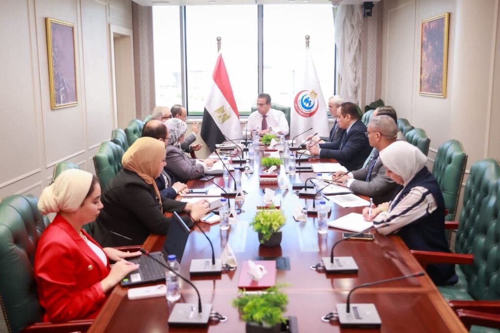 fb_img_17587232888803253132386241392960-1024x682 نائب رئيس مجلس الوزراء ووزير الصحة يتابع آليات تسوية مديونيات منظومة الشراء الموحد لضمان استدامة توريد المستلزمات الطبية