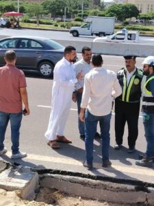 fb_img_17602005020601599157566974285015-225x300 بدأ العمل في تركيب الحواجز الخرسانية أسفل كوبري المشاة بمدينة النوباريه الجديده