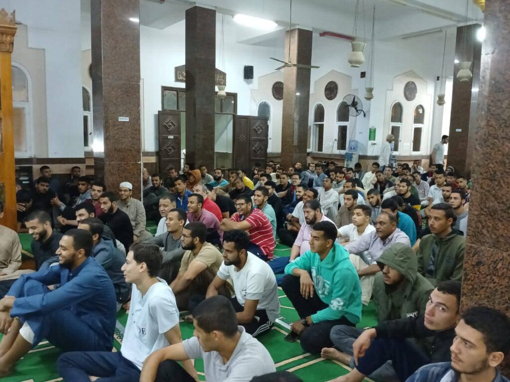 fb_img_17603565345967983611938574499115-1024x768 رئيس جامعة الأزهر يؤم طلاب المدينة الجامعية في صلاة الفجر ويلقي درسًا من كتاب (رياض الصالحين)