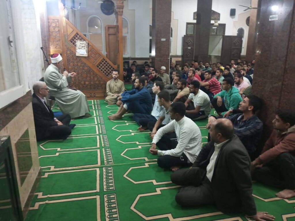 fb_img_17603565378919182875575186120008-1024x768 رئيس جامعة الأزهر يؤم طلاب المدينة الجامعية في صلاة الفجر ويلقي درسًا من كتاب (رياض الصالحين)