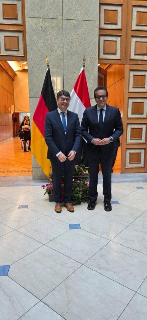 fb_img_17603809445392800093554620751955-473x1024 على هامش قمة الصحة العالمية 2025 في برلين..• الدكتور خالد عبدالغفار يبحث مع «سيمنز هيلثينيرز» تعزيز التعاون في تطوير البنية التحتية الصحية والتحول الرقمي