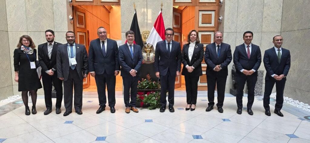 fb_img_17603809498697038008651942415728-1024x473 على هامش قمة الصحة العالمية 2025 في برلين..• الدكتور خالد عبدالغفار يبحث مع «سيمنز هيلثينيرز» تعزيز التعاون في تطوير البنية التحتية الصحية والتحول الرقمي