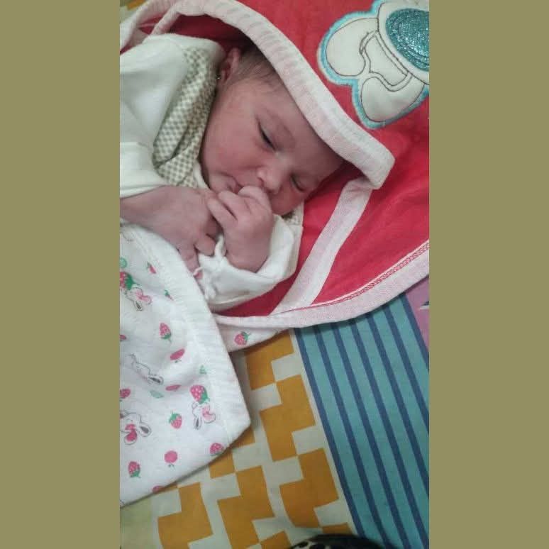 fb_img_17603818444964964035966443578679 ياجماعة الخير في شخص سواق مكروباص لاقا الطفله دي مرميه في اخر كرسي في المكروباص وهو ج