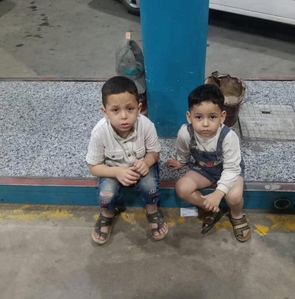 fb_img_17603819763994574996996980508248-1010x1024 الولدين دول  بباهم سبهم ف الحمام بتاع بنزينة الغاز ومشي وهما دلوقتي ف البنزينة شير ممكن يكون مش أبوهم أصلا