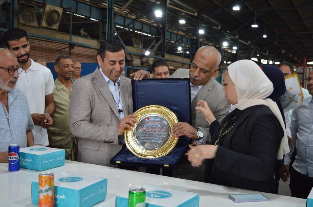 fb_img_17603830378181624586639647129180-1024x680 في حفل نظمته إدارة التصنيع "رئيس إجيماك" يشهد تكريم "السيد بخيت" لبلوغه سن المعاش ويشيد بجهود العاملين