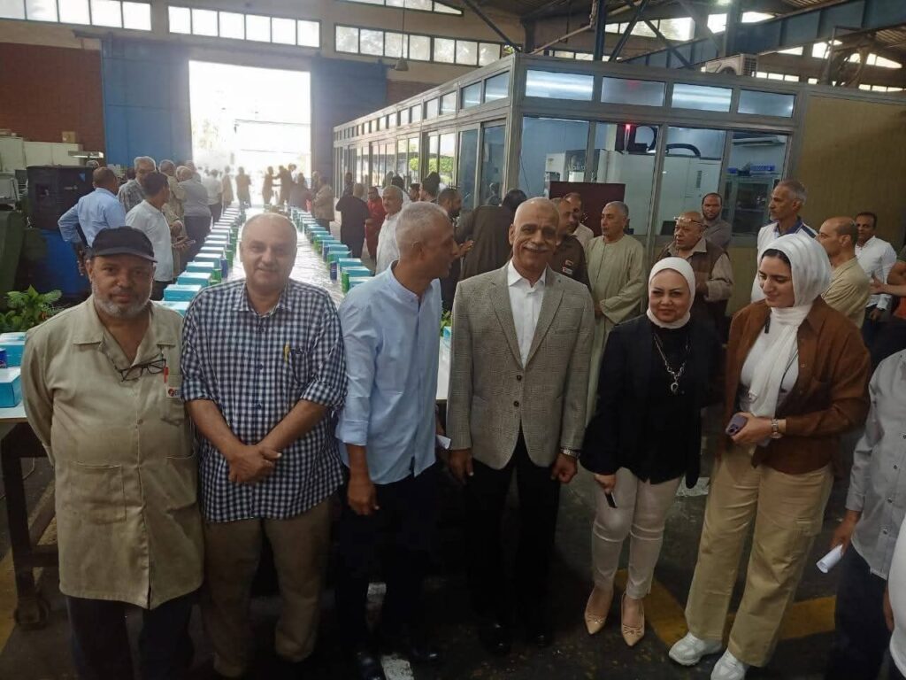 fb_img_17603830436078963963569910273469-1024x768 في حفل نظمته إدارة التصنيع "رئيس إجيماك" يشهد تكريم "السيد بخيت" لبلوغه سن المعاش ويشيد بجهود العاملين