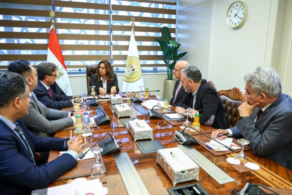 fb_img_17604259324578520217657536422476-1024x683 وزيرة التنمية المحلية تبحث مع نقيب الأطباء البيطريين عدداً من الملفات المشتركة بالمحافظات