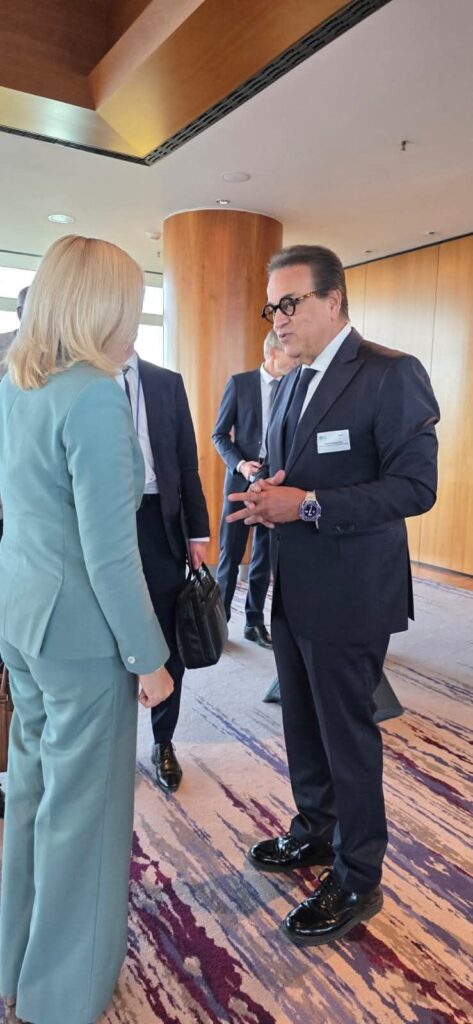 fb_img_17604299308111030083945238551034-473x1024 على هامش فعاليات قمة الصحة العالمية 2025 في برلين…