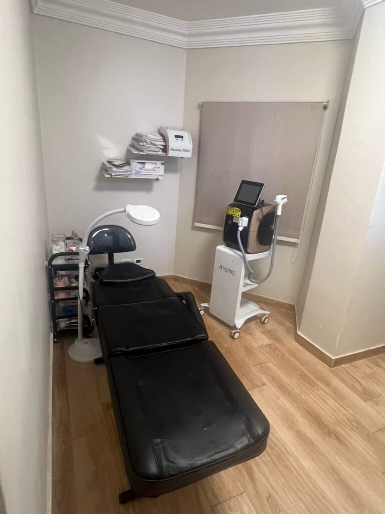 fb_img_17604301204701424118442443734010-768x1024 وزارة الصحة والسكان تغلق مركزًا غير مرخص للتجميل في مدينة نصر تديره منتحلة صفة طبيب