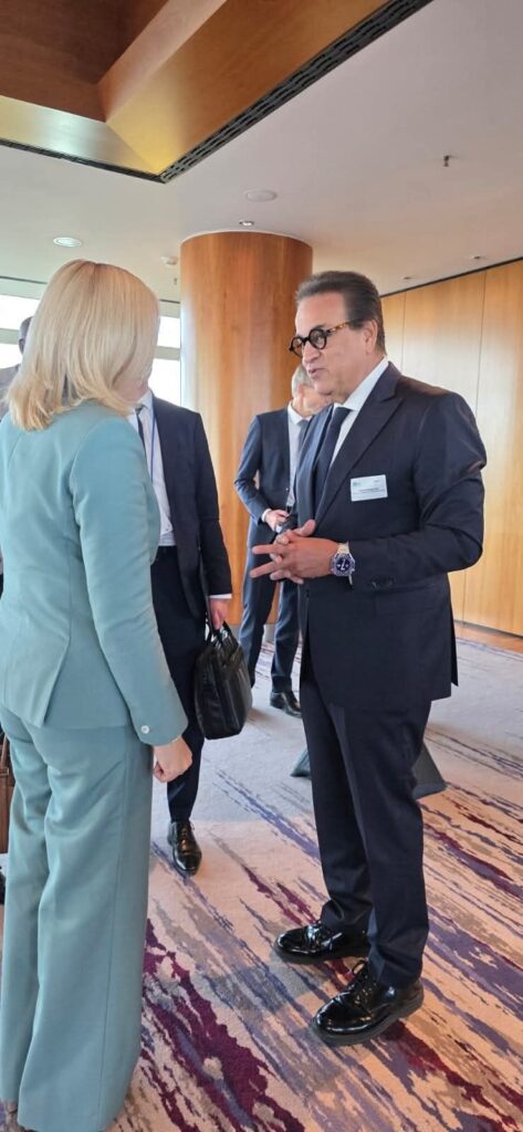 fb_img_17604325816681203900439893938915-473x1024 نائب رئيس مجلس الوزراء ووزير الصحة يبحث مع وزيرة الصحة الألمانية تعزيز التعاون المشترك