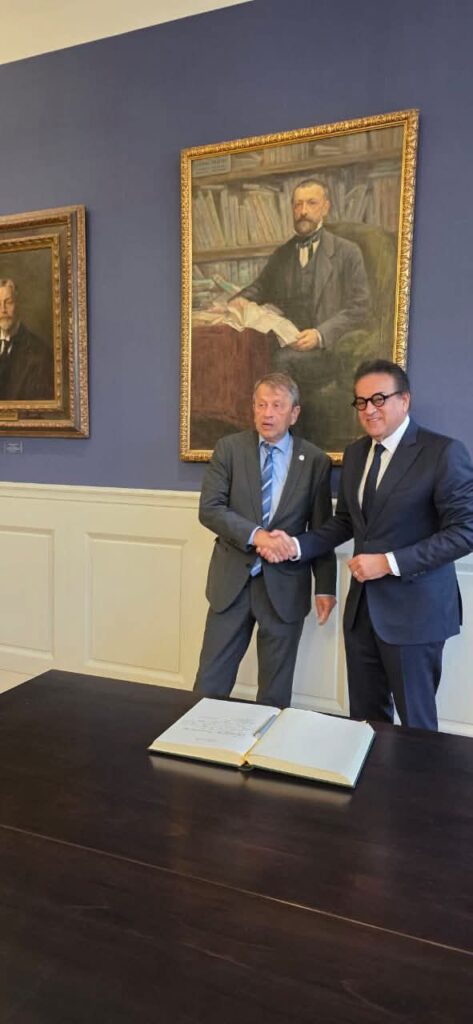 fb_img_17604440218593280852441227378191-473x1024 على هامش قمة الصحة العالمية 2025 في برلين..