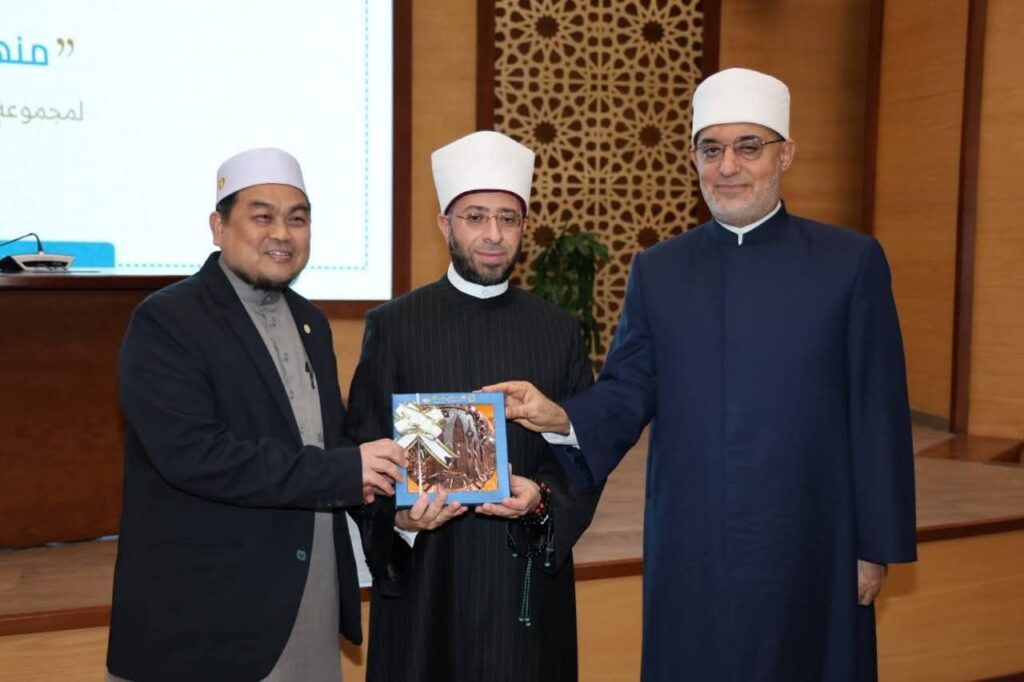 fb_img_17604636398428931915621498810951-1024x682 وزير الأوقاف يُلقي محاضرة بدار الإفتاء المصرية لمجموعة من علماء دور الإفتاء الماليزية والأكاديميين الجامعيين حول «الصنعة الحديثية وأثرها في الفتوى»