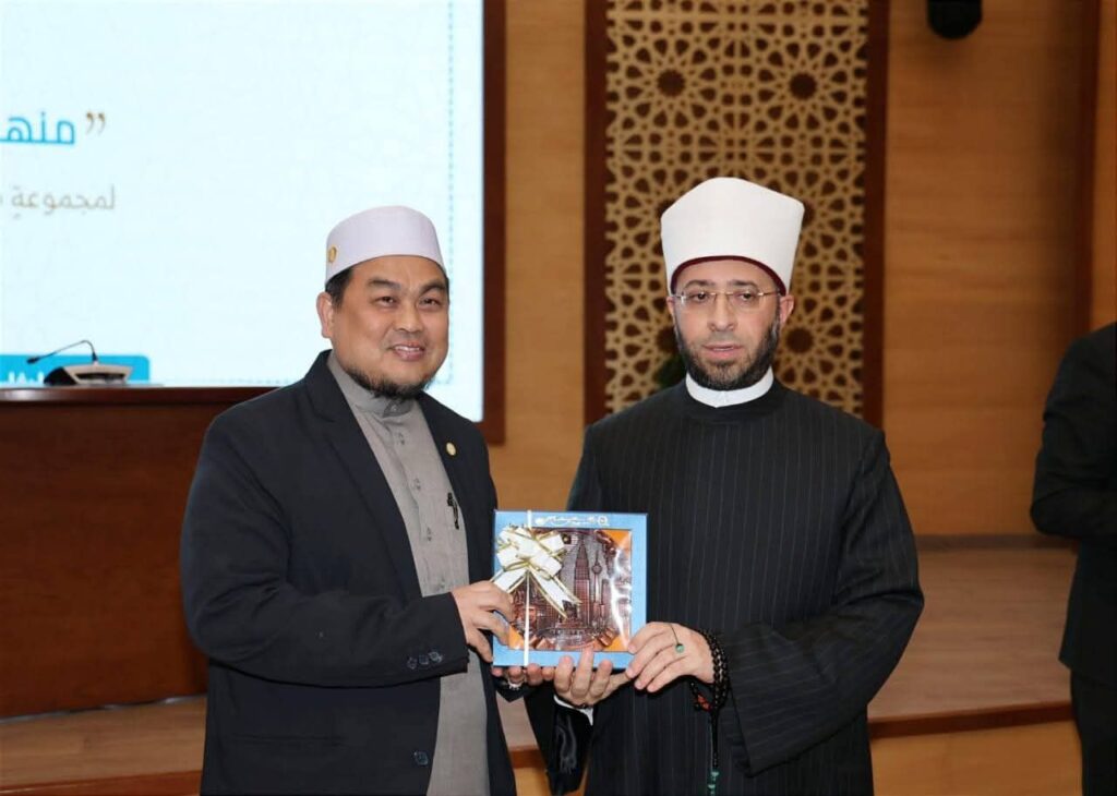 fb_img_17604636429966075743342136497500-1024x730 وزير الأوقاف يُلقي محاضرة بدار الإفتاء المصرية لمجموعة من علماء دور الإفتاء الماليزية والأكاديميين الجامعيين حول «الصنعة الحديثية وأثرها في الفتوى»