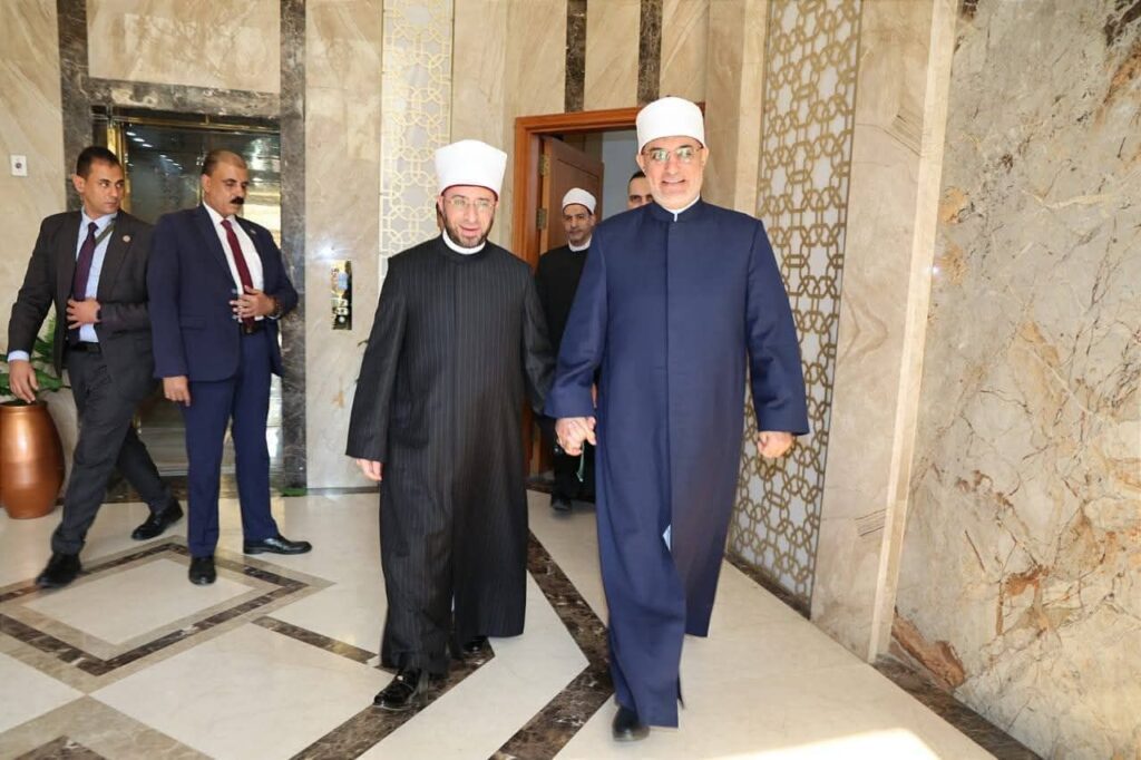 fb_img_17604636467807210674477667588086-1024x682 وزير الأوقاف يُلقي محاضرة بدار الإفتاء المصرية لمجموعة من علماء دور الإفتاء الماليزية والأكاديميين الجامعيين حول «الصنعة الحديثية وأثرها في الفتوى»