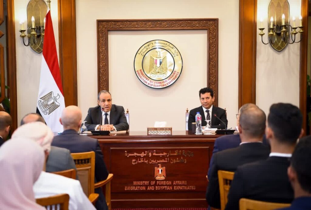 fb_img_176051825593622403974949467526-1024x692 وزير الخارجية يلتقي وفد نموذج محاكاة برلمان الشباب العربي