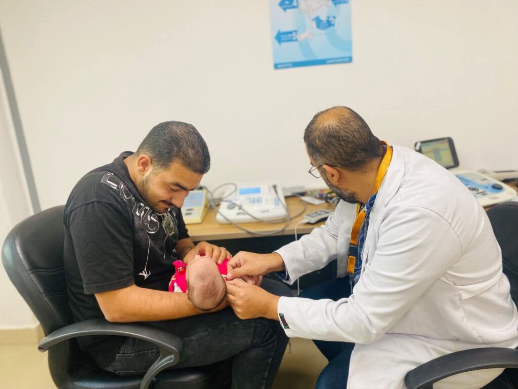 fb_img_17605196195011327993718219035393-1024x768 هيئة الرعاية الصحية تطلق حملة "نرعاك تسمع" لتوفير السماعات الطبية بالمجان لمنتفعي التأمين الصحي الشامل