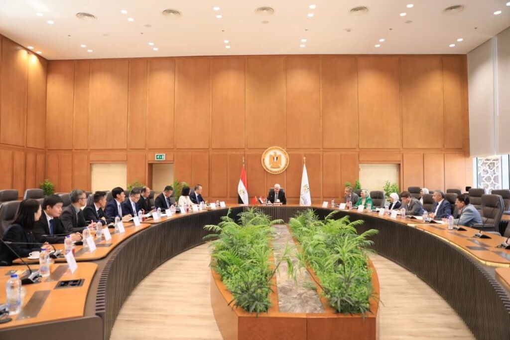 fb_img_17606032918002506945020710746431-1024x682 وزير التعليم العالي يشهد الدورة العاشرة لاجتماع اللجنة المصرية الصينية المشتركة لدعم مجالات التعاون العلمي والتكنولوجي