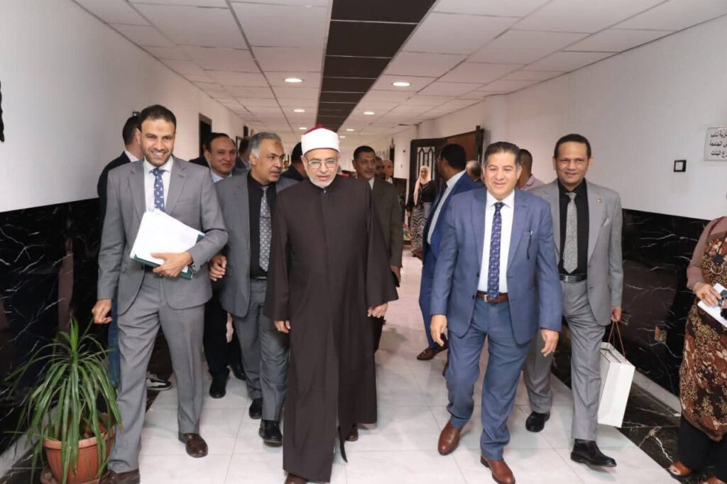 fb_img_17606065699537397605590712411142-1024x682 السيرة الذاتية للدكتور مصطفى عبد الغني نائب رئيس جامعة الأزهر لفرع البنات